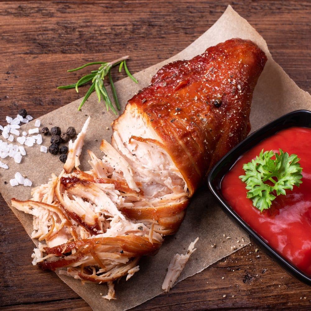 Stokbroodje pulled chicken met sla en pittige saus