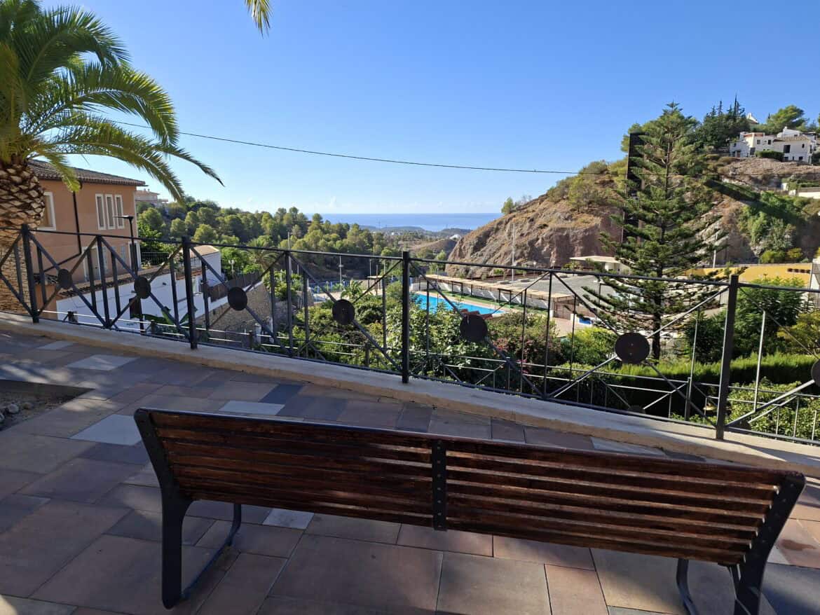 Het Spaanse leven. Spanje is populair als vakantie bestemming, maar misschien denk je wel eens aan een huis kopen in Spanje.