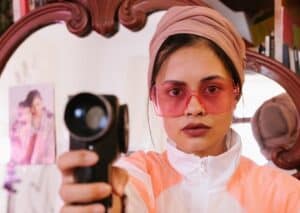 Retro zonnebril met gekleurde glazen